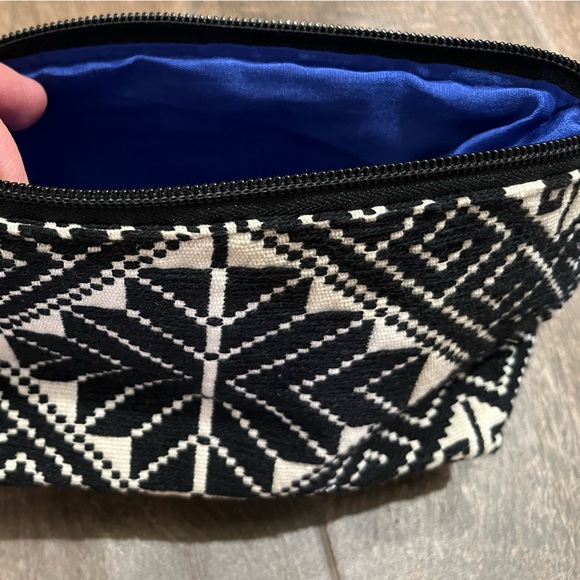 Francesca’s woven Aztec print makeup bag - Picture 2 of 3